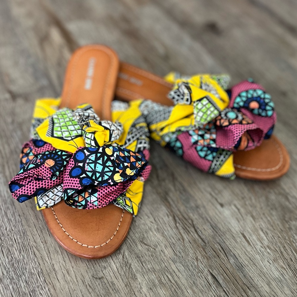 Like New Gianni Bini Dakeena Flower Pom Slide Sandals